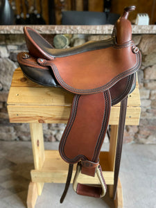 dp saddlery quantum short and light western 5976, side view on a wooden saddle rack