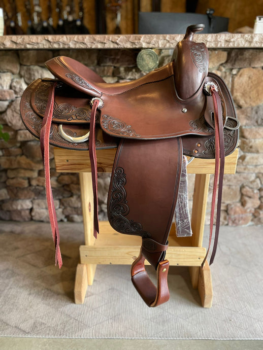 dp saddlery flex fit sm allrounder 6102, side view on a wooden saddle rack 